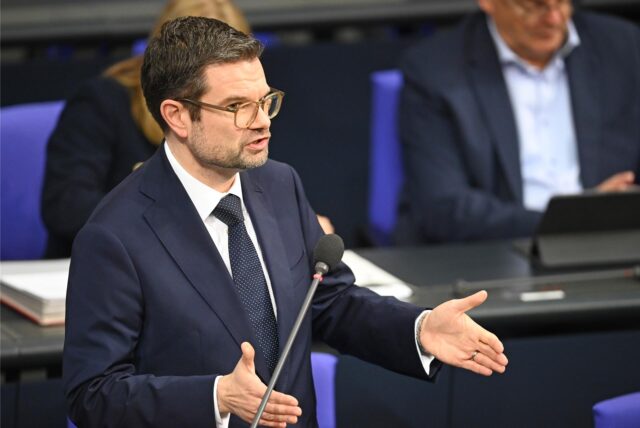 Marco Buschmann (FDP), Bundesminister der Justiz, beantwortet bei der Regierungsbefragung die Fragen der Abgeordneten.