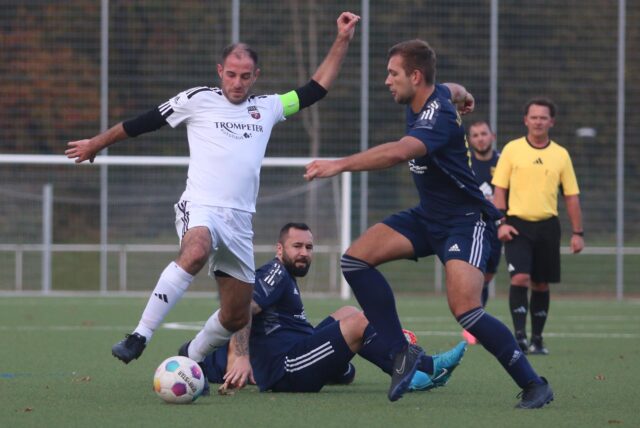 Joel Razanica dribbelt mit dem Ball.