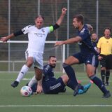 Joel Razanica dribbelt mit dem Ball.