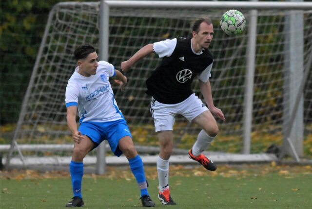 Zwei Spieler im Zweikampf.