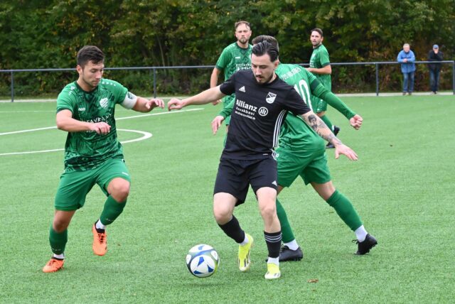Berke Durgut (m.) dribbelt mit dem Ball.