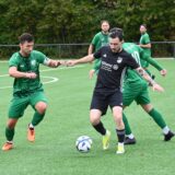 Berke Durgut (m.) dribbelt mit dem Ball.