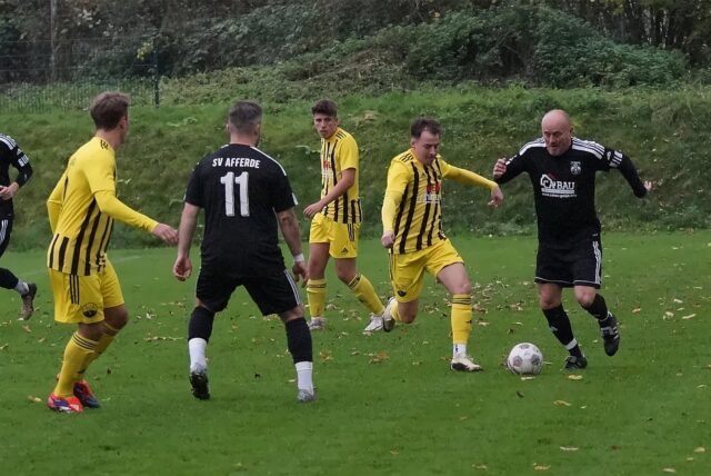Am Ball Marko Schott (SVA in Schwarz) gegen Jannik Paul Swoboda (SuS II).