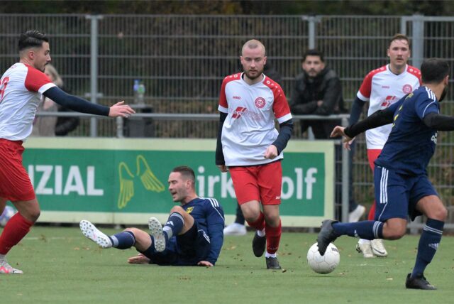 Leon Röhnicke läuft zum Fußball.