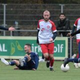 Leon Röhnicke läuft zum Fußball.