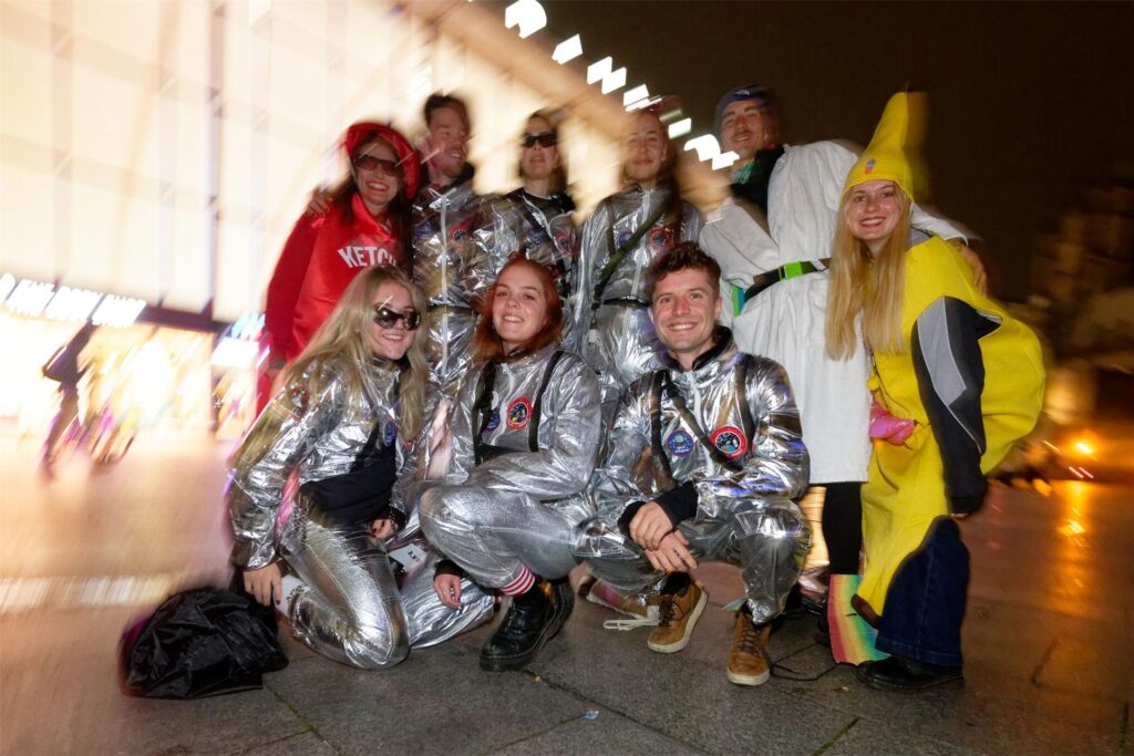 Eine Gruppe von Karnevalisten aus Freiburg steht am frühen Morgen auf dem Weg zu den Feiern anlässlich des Beginns der Karnevalssession vor dem Hauptbahnhof. Eine Gruppe von Karnevalisten aus Freiburg steht am frühen Morgen auf dem Weg zu den Feiern anlässlich des Beginns der Karnevalssession vor dem Hauptbahnhof.