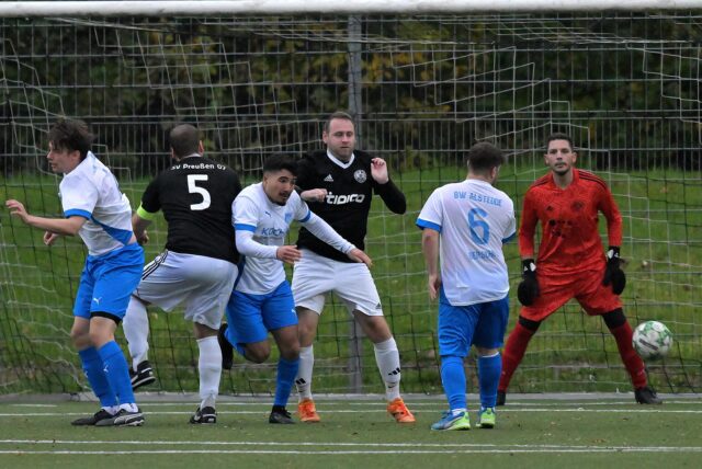 Viele Spieler im Duell.