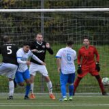 Viele Spieler im Duell.