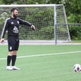 Abdullah Sahin von Eintracht Werne vor der Ausführung eines Elfmeters.