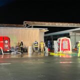 Gefahreneinsatz im Industriegebiet in Fröndenberg: Bei Verladearbeiten ist ein Kanister beschädigt worden, der einen gesundheitsgefährdenden Stoff geladen hatte.