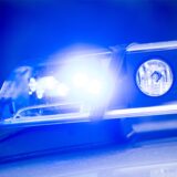 Ein Blaulicht leuchtet auf dem Dach eines Streifenwagens der Polizei.