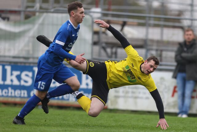 Ein Spieler des SC Capelle geht im Zweikampf mit einem Spieler des SV Südkirchen zu Boden.