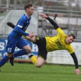 Ein Spieler des SC Capelle geht im Zweikampf mit einem Spieler des SV Südkirchen zu Boden.