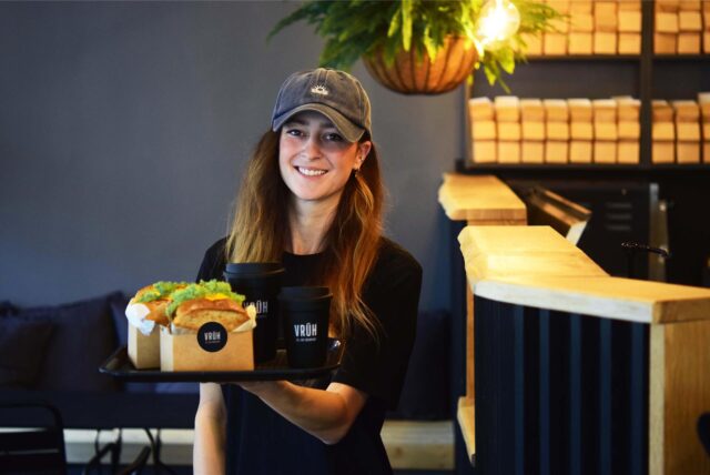 Gründerin Kim Melzig steht im Frühstückscafé „Vrüh“ in Dortmund.