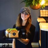 Gründerin Kim Melzig steht im Frühstückscafé „Vrüh“ in Dortmund.