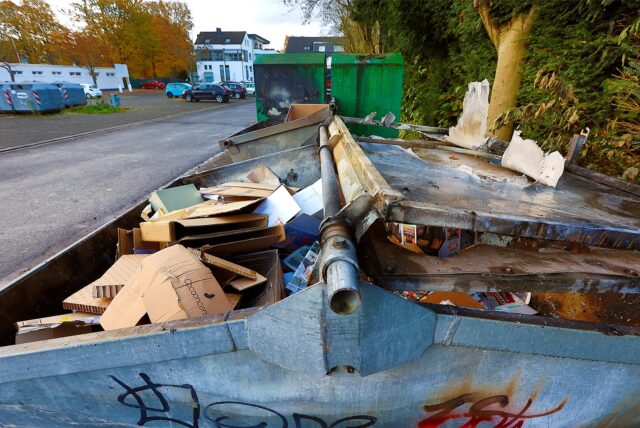 Ausgebrannte Container auf dem Parkplatz am Jahnstadion