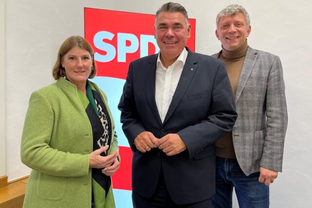 Die beiden Vorsitzenden des SPD-Unterbezirks Unna Martina Förster-Teutenberg und Maik Luhmann (r.) stellen am Montag, 11. November 2024, Landrat Mario Löhr als erneuten Kandidaten bei der Kommunalwahl am 14. September 2025 vor.