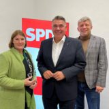 Die beiden Vorsitzenden des SPD-Unterbezirks Unna Martina Förster-Teutenberg und Maik Luhmann (r.) stellen am Montag, 11. November 2024, Landrat Mario Löhr als erneuten Kandidaten bei der Kommunalwahl am 14. September 2025 vor.