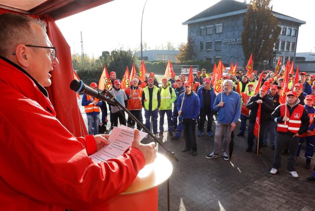 Mitarbeiter der Firma Vahle bei einem Warnstreik in Kamen am Montag, 11.11.2024.
