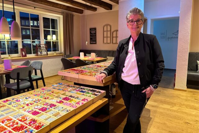 Ruth Uckelmann setzt in ihrem neuen Geschäft in Selm neben Mode auf Accessoires, wie hier im Bild zu sehen.