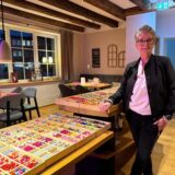 Ruth Uckelmann setzt in ihrem neuen Geschäft in Selm neben Mode auf Accessoires, wie hier im Bild zu sehen.