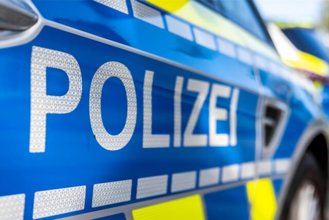 Ein Polizeiauto wird seitlich gezeigt (Symbolbild).
