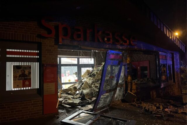 Ein Geldautomat wurde in einer Sparkassen-Filiale in Bochum-Grumme gesprengt.