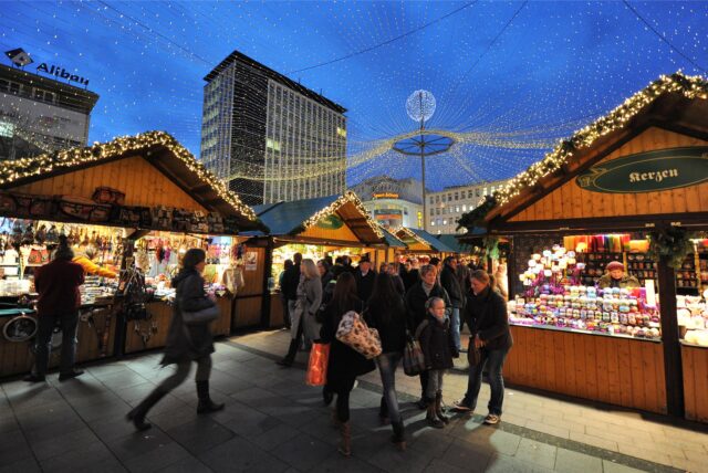 Menschen gehen über den Weihnachtsmarkt in Essen.