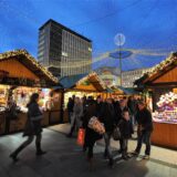 Menschen gehen über den Weihnachtsmarkt in Essen.