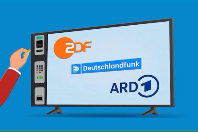 Auf einem Bildschirm sind die Logos von ZDF, ARD und Deutschlandfunk zu sehen.