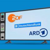 Auf einem Bildschirm sind die Logos von ZDF, ARD und Deutschlandfunk zu sehen.