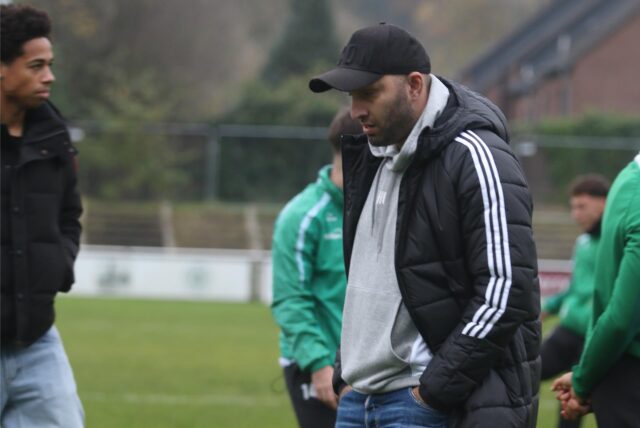Hayrettin Celik schaut nach vorne.