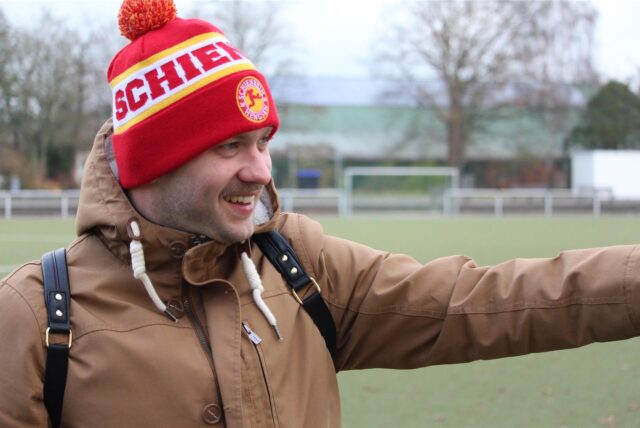 Justin Pfaff mit „Schienbein-Hengsen“-Bommelmütze. Am Sonntag stand der 32-Jährige für den Holzwickeder SC III im Kasten.