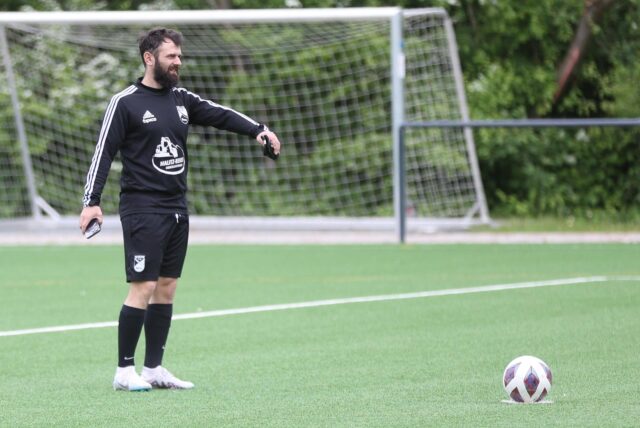 Abdullah Sahin steht auf dem Platz.