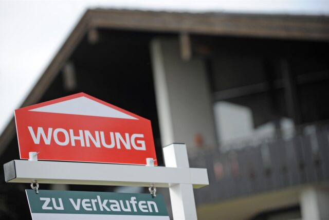 Auf den bekannten Online-Portalen gibt es verschiedene Schnäppchen-Angebote für günstige Wohnungen.