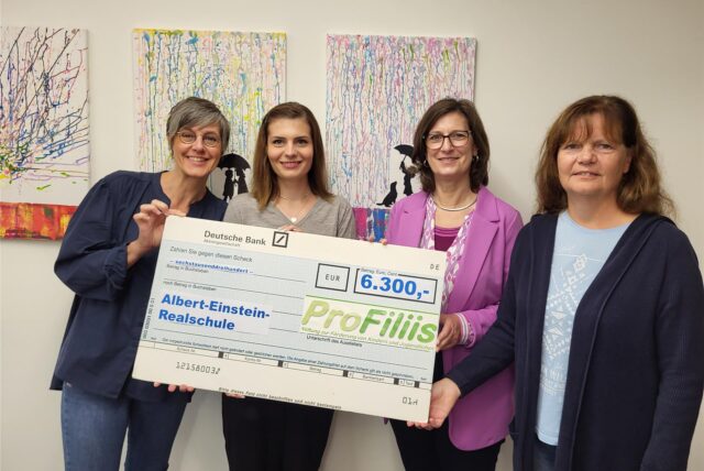 Stefanie Schmiedner (Schulsozialarbeiterin AER), Svenja Felbier (Projektbetreuung ProFiliis), Mechthild Möbus (stellv. Schulleiterin AER) sowie Petra Dreiskemper (Schulleiterin AER) freuen sich über den Förder-Check.