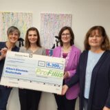 Stefanie Schmiedner (Schulsozialarbeiterin AER), Svenja Felbier (Projektbetreuung ProFiliis), Mechthild Möbus (stellv. Schulleiterin AER) sowie Petra Dreiskemper (Schulleiterin AER) freuen sich über den Förder-Check.