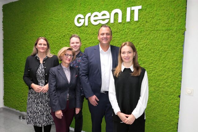 Maike Fritzsching (IHK), Heike Bettermann (Agentur für Arbeit Dortmund), Steffen Lindner (Azubi bei GREEN IT), Florian Stäwen (GREEN IT), Olesja Mouelhi-Ort (HWK) stehen im Green-It-Systemhaus.