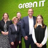 Maike Fritzsching (IHK), Heike Bettermann (Agentur für Arbeit Dortmund), Steffen Lindner (Azubi bei GREEN IT), Florian Stäwen (GREEN IT), Olesja Mouelhi-Ort (HWK) stehen im Green-It-Systemhaus.