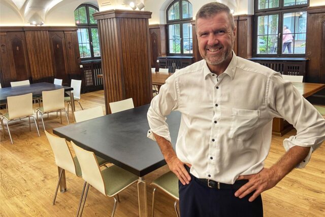 Holzwickedes Erster Beigeordneter Bernd Kasischke. Hier steht er im Bürgerkeller in Holzwickede.