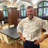 Holzwickedes Erster Beigeordneter Bernd Kasischke. Hier steht er im Bürgerkeller in Holzwickede.