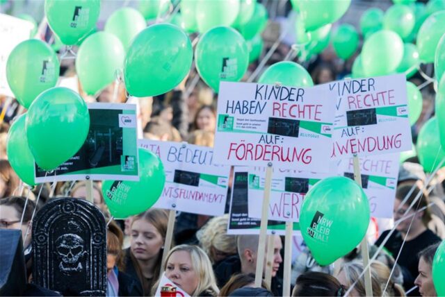 Demonstrierende nehmen an einer Kundgebung der Freien Wohlfahrtspflege NRW unter dem Motto «NRW bleib sozial!» vor dem Landtag teil.