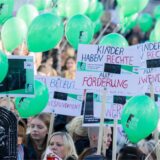 Demonstrierende nehmen an einer Kundgebung der Freien Wohlfahrtspflege NRW unter dem Motto «NRW bleib sozial!» vor dem Landtag teil.