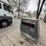 Ein beschmierter Enforcement Trailer des Kreises steht auf dem Bürgersteig der Friedrich-Ebert-Straße in Unna. Links im Bild ist ein Lkw auf der Straße zu sehen.