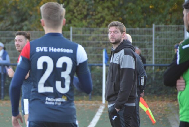 Trainer Kevin Schulzki (r.) trifft am Sonntag mit dem SVE Heessen auf den VfL Kamen.