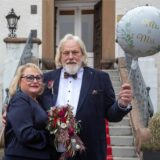 Helga (geborene Zagray) und Günter Jany feiern ihre Hochzeit ausgelassen mit knapp 40 Gästen.
