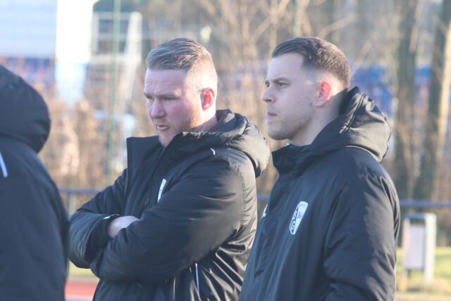 Sebastian Kramzik (l.) und Marcel Seidel (r.) schauen nach vorne.