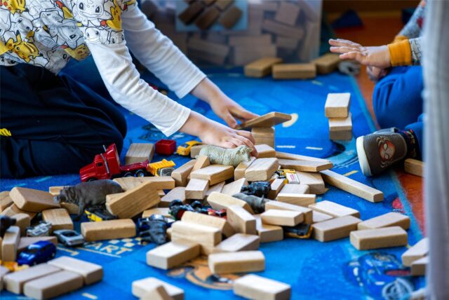 Kinder spielen mit Bauklötzen