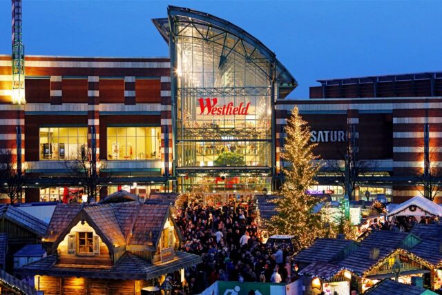 Der Weihnachtsmarkt Oberhausen 2024 steht auf der Promenade vor dem Centro.