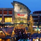 Der Weihnachtsmarkt Oberhausen 2024 steht auf der Promenade vor dem Centro.
